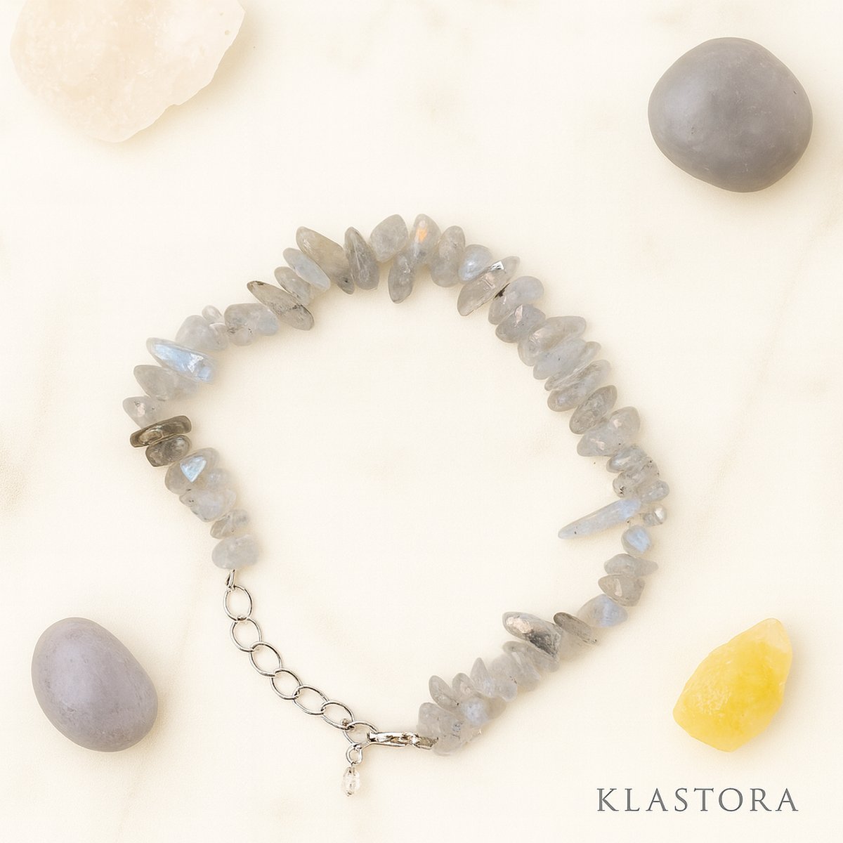 Bracelet en labradorite naturelle composé d’éclats de pierres grises aux reflets bleutés et d’un fermoir argenté, symbole de protection et d’intuition, bijou spirituel Klastora