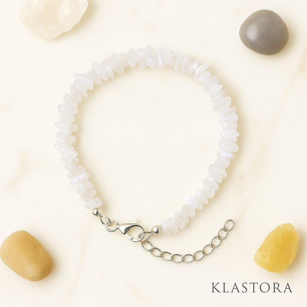 Bracelet en pierre de lune naturelle composé d’éclats de pierres blanches et d’un fermoir argenté, symbole de douceur, d’intuition et de lumière intérieure, bijou spirituel Klastora