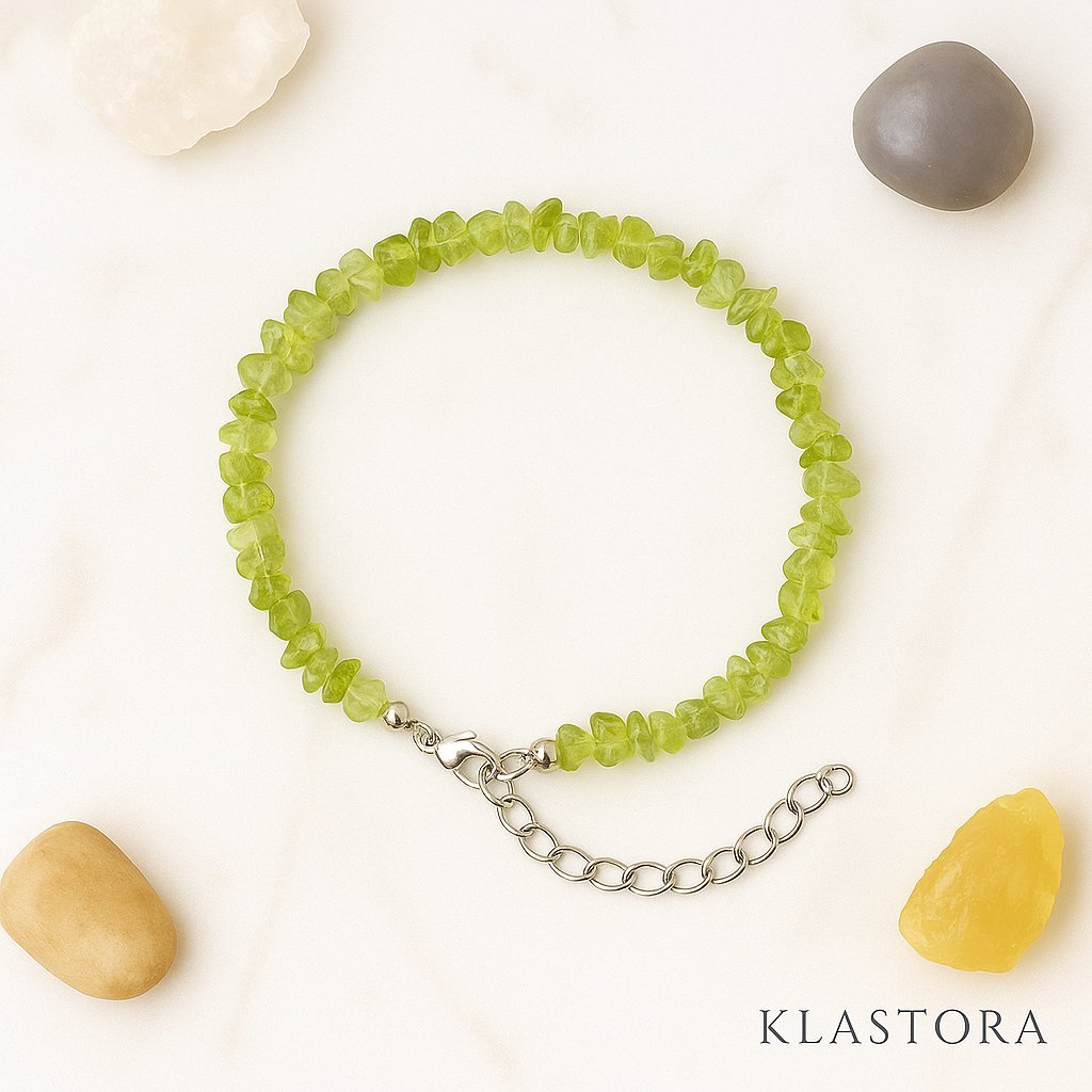 Bracelet en préhnite naturelle composé d’éclats de pierres vert clair et d’un fermoir argenté, symbole d’équilibre et d’harmonie intérieure, bijou spirituel Klastora.