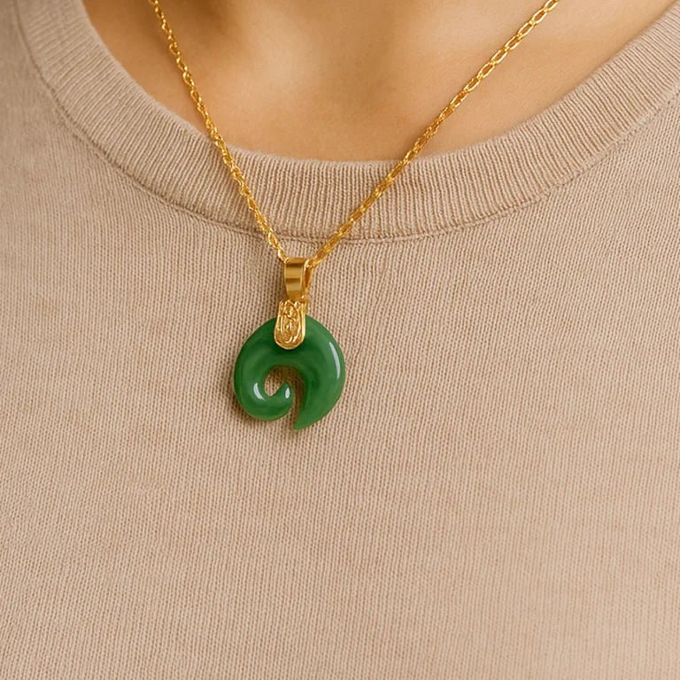 Collier Koru porté zoomer en jade vert avec chaîne dorée — Klastora