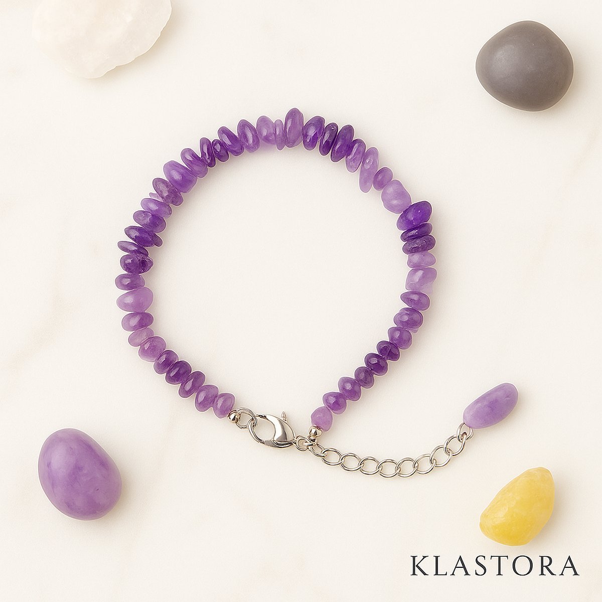 Bracelet en améthyste naturelle composé d’éclats de pierres violettes et d’un fermoir argenté, symbole d’apaisement, de sérénité et d’équilibre intérieur, bijou spirituel Klastora.