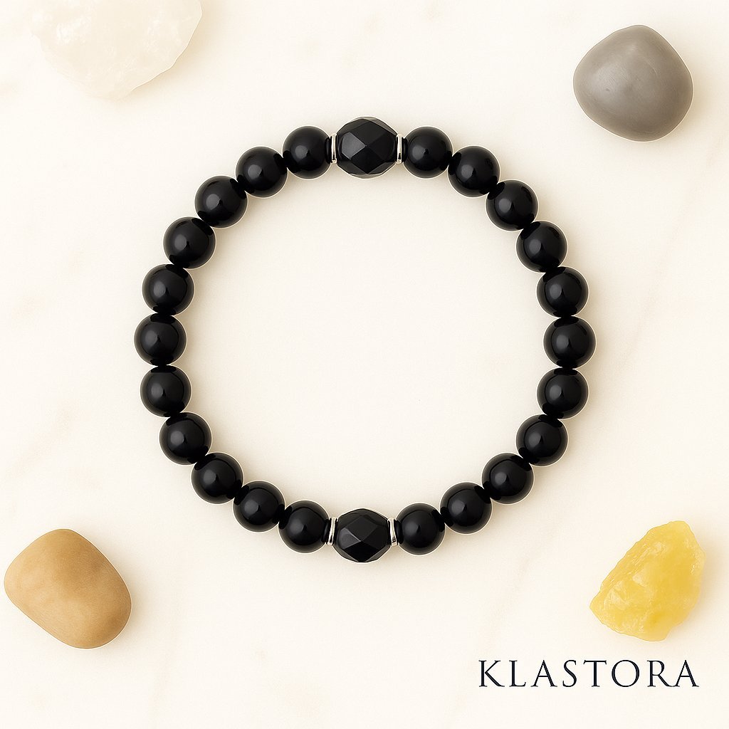 Bracelet en onyx noir avec deux perles facettées et anneaux métalliques — ancrage et protection — bijou spirituel Klastora.