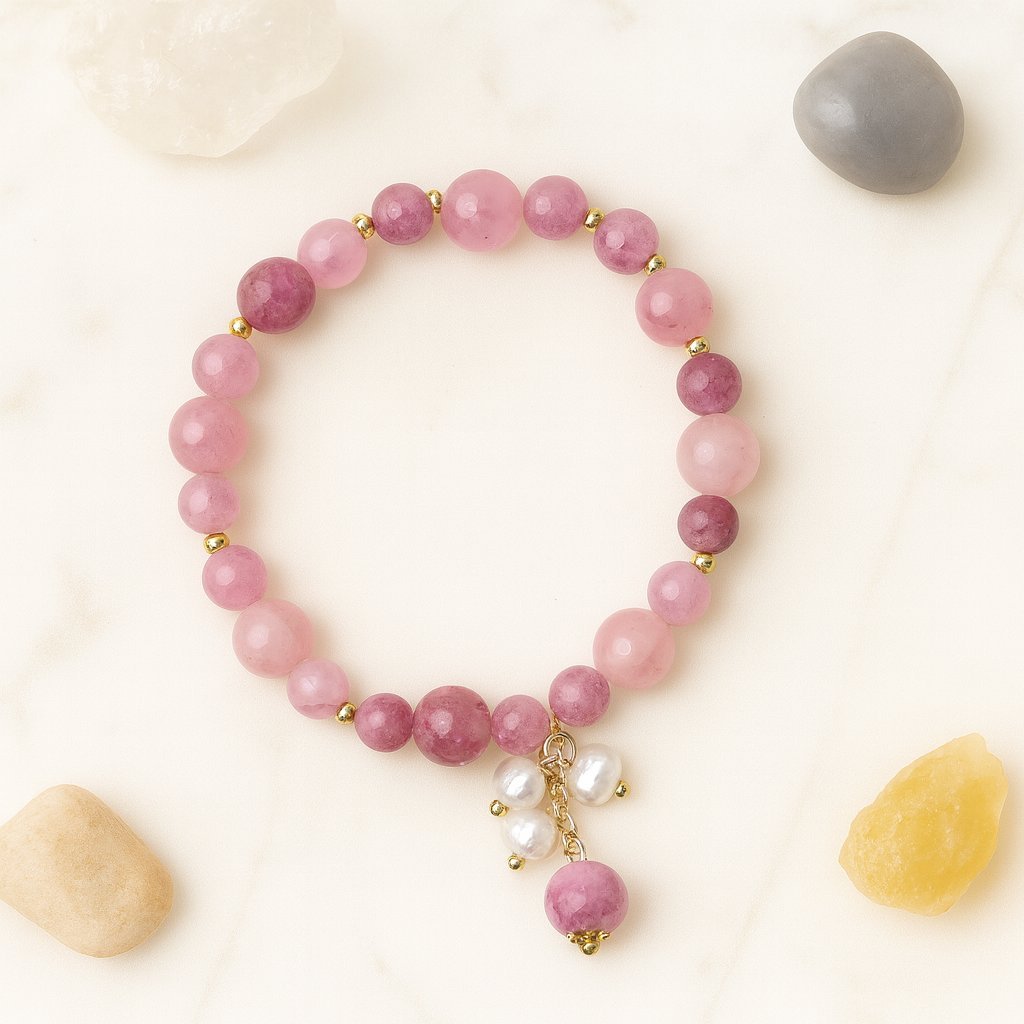 Bracelet en pierres naturelles de quartz rose avec perles blanches et breloque dorée, symbole d’amour, de douceur et d’énergie apaisante, bijou spirituel Klastora
