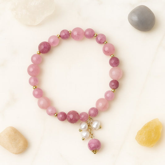 Bracelet en pierres naturelles de quartz rose avec perles blanches et breloque dorée, symbole d’amour, de douceur et d’énergie apaisante, bijou spirituel Klastora