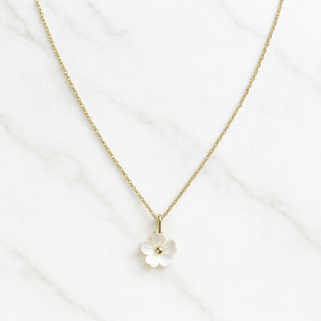 Collier fleur en nacre sur chaîne en acier inoxydable doré. Reflets nacrés, chaîne réglable 40–45 cm.