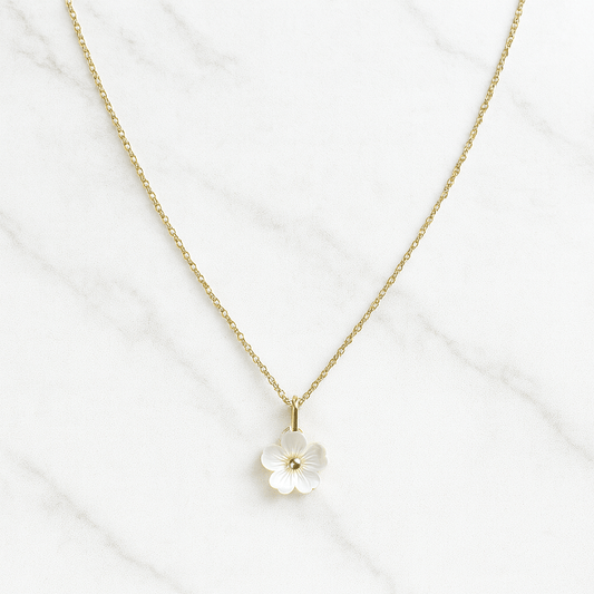 Collier fleur en nacre sur chaîne en acier inoxydable doré. Reflets nacrés, chaîne réglable 40–45 cm.