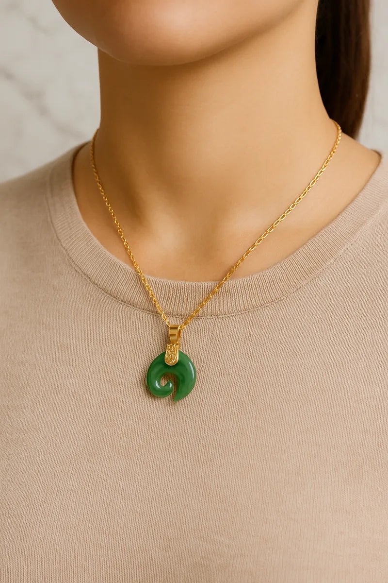 Collier Koru porté en jade vert avec chaîne dorée  — Klastora