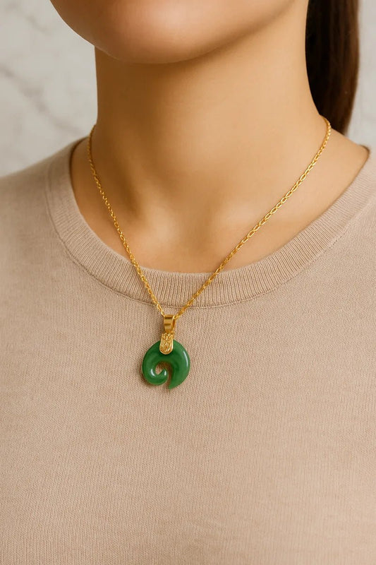 Collier Koru porté en jade vert avec chaîne dorée  — Klastora