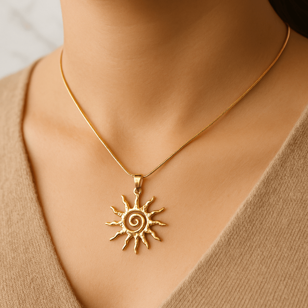 Pendentif porté soleil en acier inoxydable doré, symbole d’énergie, de confiance & de vitalité.