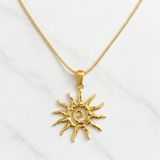 Pendentif Soleil en acier inoxydable doré, symbole d’énergie, de confiance & de vitalité.