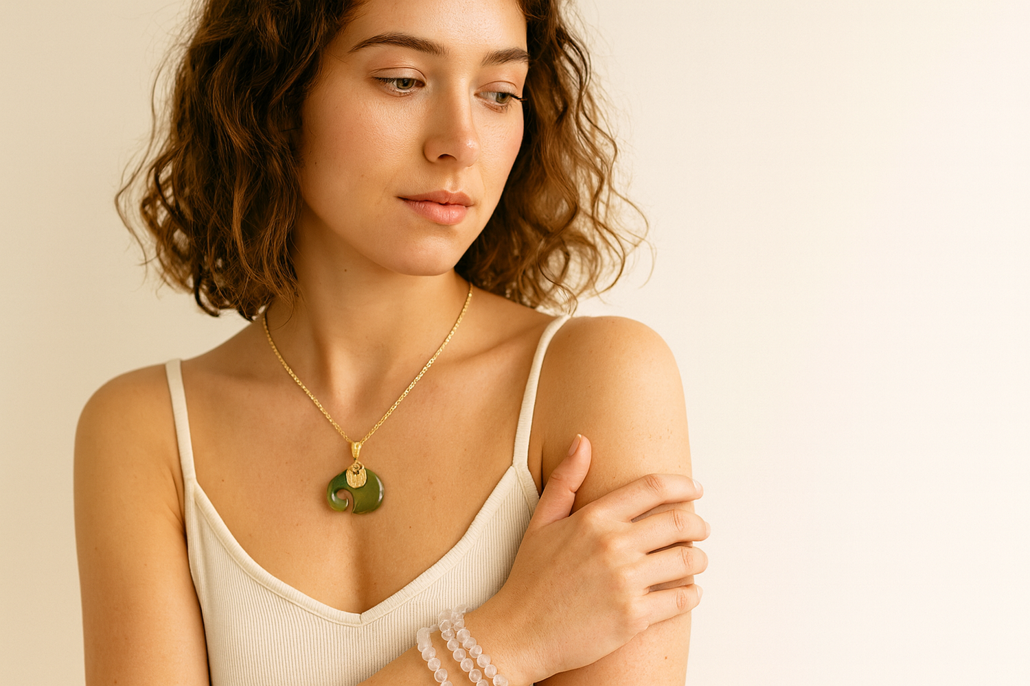 Modèle porte un collier jade spirituel plaqué or et bracelet quartz 